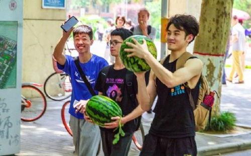 甘肃大学吃瓜,吃瓜群众的味蕾盛宴