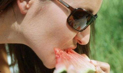 吃瓜被击中脸部,脸部受伤引关注