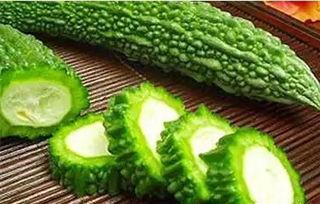 坐窗台吃瓜,夏日悠闲时光的惬意体验