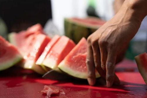 在家吃瓜拿快递,吃瓜拿快递，畅享悠闲生活时光