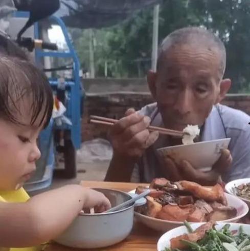 农村小女孩摔瓜给爷爷吃,农村小女孩摔瓜孝敬爷爷的温馨故事