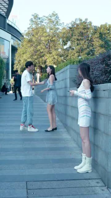 高中情侣吃瓜,高中情侣甜蜜吃瓜记