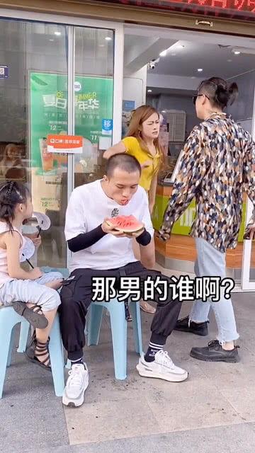 高中情侣吃瓜,高中情侣甜蜜吃瓜记