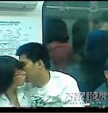 高中情侣吃瓜,高中情侣甜蜜吃瓜记