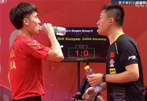 王皓斜眼吃瓜,揭秘娱乐圈幕后风云