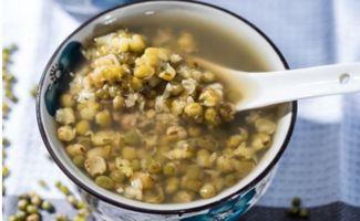 吃瓜吃绿豆汤图片,吃瓜搭配绿豆汤，清凉一夏！