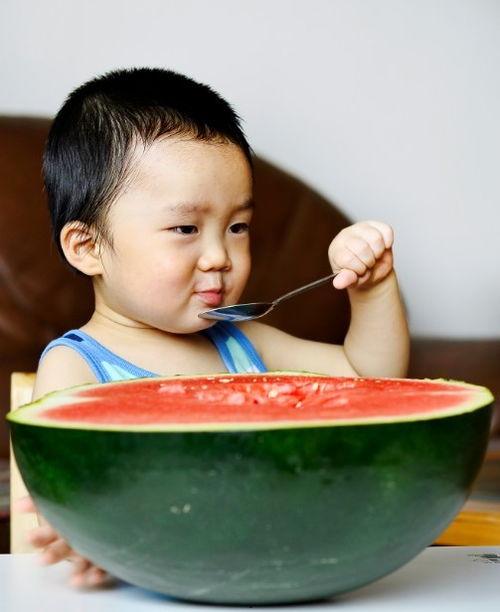 孩子吃瓜好吃不好,美味还是隐患？揭秘瓜果的甜蜜与挑战