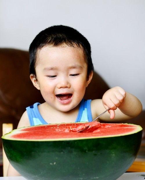 孩子吃瓜好吃不好,美味还是隐患？揭秘瓜果的甜蜜与挑战