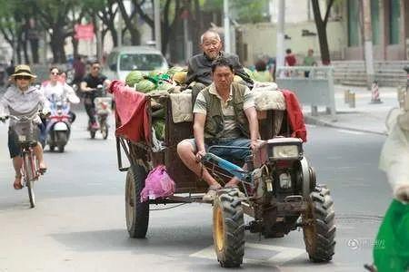 郑州卖瓜群众吃瓜,围观群众现场“吃瓜”盛况