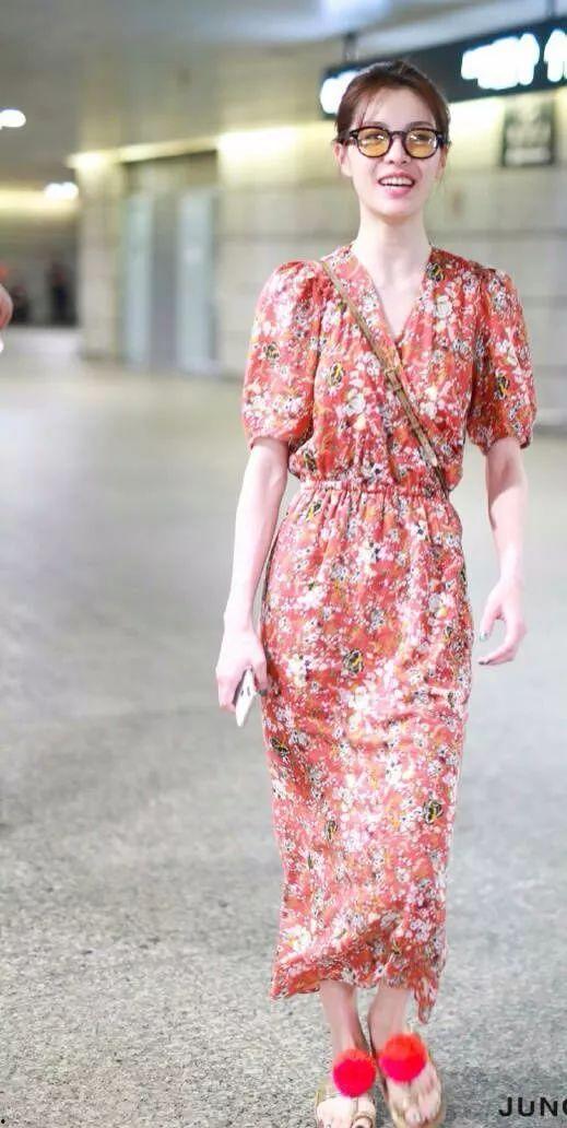 吃瓜碎花连衣裙,碎花连衣裙的时尚演绎